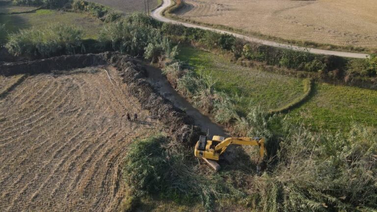 لایروبی بند خاکی روستای شهدای گزین در هفتکل برای مهار سیلاب