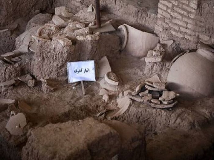 با پیگیری حقوقی محیط زیست خوزستان؛

محکومیت یکی از شرکت‌های بهره‌برداری نفت و گاز استان به پرداخت ۶ میلیارد و ۷۵۰ میلیون ریال خسارت آلودگی خاک در هندیجان
1405/7/22 چهارشنبه
 کد خبر: fdd9ba6
مدیرکل حفاظت محیط زیست خوزستان از تأیید حکم محکومیت یکی از شرکت‌های بهره‌برداری نفت و گاز استان به پرداخت خسارت زیست‌محیطی ناشی از آلودگی خاک در شهرستان هندیجان از سوی دادگاه تجدیدنظر استان خبر داد.
به گزارش روابط عمومی اداره‌کل حفاظت محیط زیست خوزستان، محمدجواد اشرفی اظهار کرد: در پی نشت مواد نفتی ناشی از شکستگی یکی از خطوط تفکیکی نفتی در سال ۱۴۰۳ و آلودگی خاک در حوزه استحفاظی شهرستان هندیجان، موضوع با پیگیری اداره حقوقی اداره‌کل و اداره حفاظت محیط زیست شهرستان هندیجان در مراجع قضایی مطرح شد.
وی افزود: بر اساس بررسی‌های کارشناسی و نتایج آنالیز خاک، میزان خسارت زیست‌محیطی ناشی از این آلودگی ۶ میلیارد و ۷۵۰ میلیون ریال برآورد شد و مطالبه این خسارت از شرکت مربوطه در دستور کار قرار گرفت.
مدیرکل حفاظت محیط زیست خوزستان ادامه داد: بر اساس نظریه کارشناسی، نشت ۸۵ لیتر مواد نفتی موجب آلودگی خاک در محدوده‌ای به مساحت سه هزار و ۶۰۰ مترمربع شده و عمق نفوذ آلودگی در لایه‌های خاک حدود ۱۰ سانتی‌متر ارزیابی شده است.
اشرفی بیان کرد: شعبه اول دادگاه عمومی حقوقی شهرستان هندیجان با پذیرش مستندات و نظریه کارشناسی، حکم محکومیت شرکت را به پرداخت خسارت زیست‌محیطی به مبلغ تعیین‌شده، خسارت تأخیر تأدیه و هزینه‌های قانونی صادر کرد. این رأی پس از اعتراض شرکت و بررسی در شعبه ۲۳ دادگاه تجدیدنظر استان خوزستان، عیناً تأیید شد و قطعیت یافت.
وی با تأکید بر ضرورت صیانت از محیط زیست و منابع طبیعی تصریح کرد: پیگیری حقوقی خسارت‌های ناشی از آلودگی‌های زیست‌محیطی با هدف مسئولیت‌پذیر کردن عوامل آلاینده، احقاق حقوق عمومی و پیشگیری از تکرار تخلفات زیست‌محیطی با جدیت ادامه خواهد داشت.