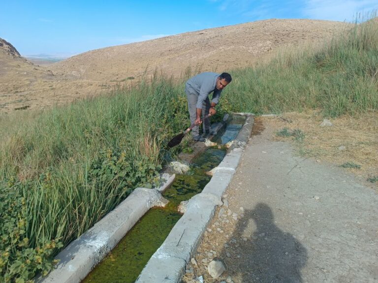 پاکسازی و لایروبی آبشخورهای پناهگاه حیات وحش قراویز در سرپل‌ذهاب