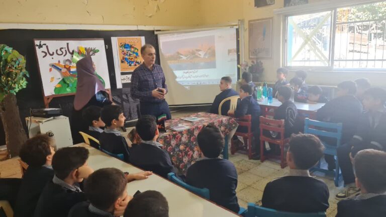 آموزش حفاظت از پرندگان مهاجر به دانش‌آموزان مدرسه تائب
