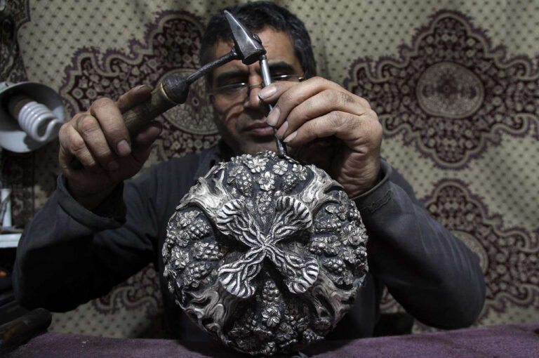 وقتی هنر دست نان نمی‌شود
