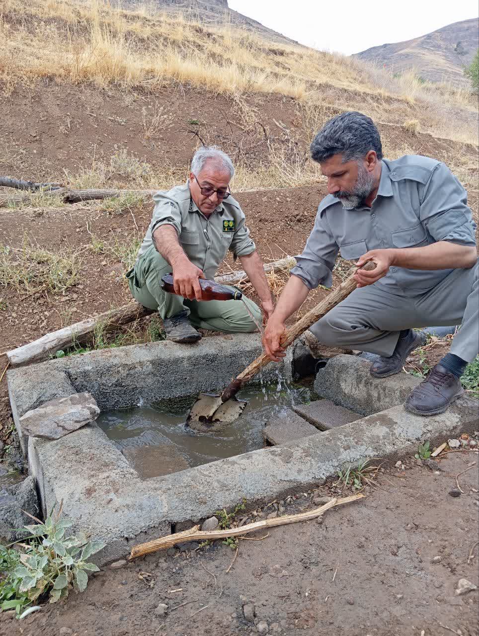 پاکسازی و ضدعفونی آبشخورهای منطقه حفاظت‌شده بدر و پریشان در سنقروکلیایی